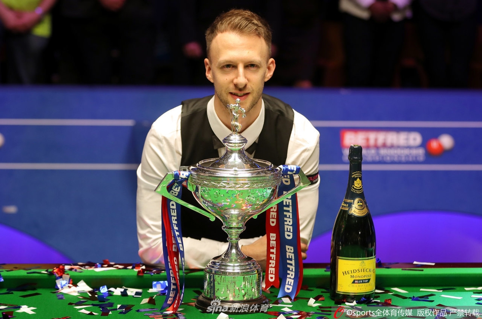 特鲁姆普和家人分享冠军时刻