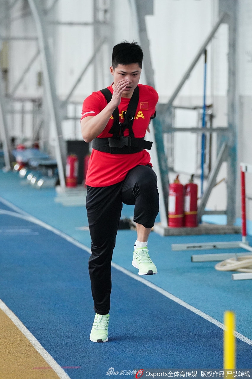 苏炳添谢震业备战亚锦赛