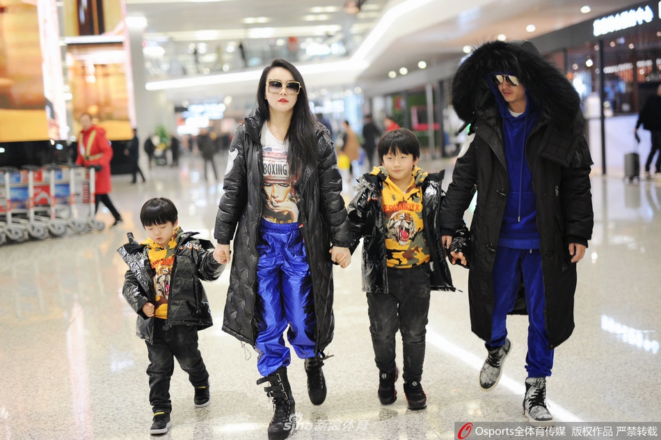 冉莹颖亲承诞下三胎 回顾邹市明一家幸福瞬间