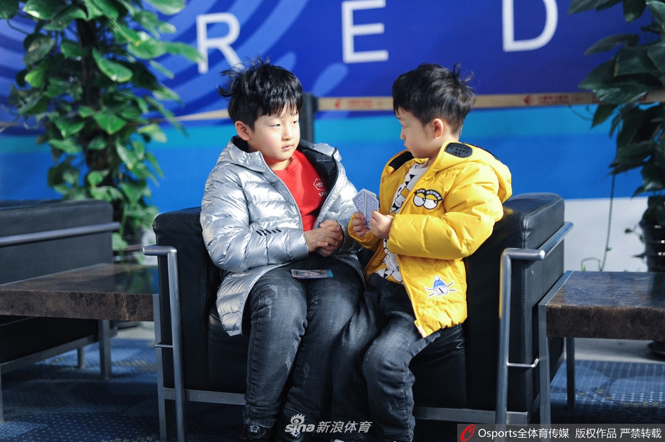 冉莹颖亲承诞下三胎 回顾邹市明一家幸福瞬间