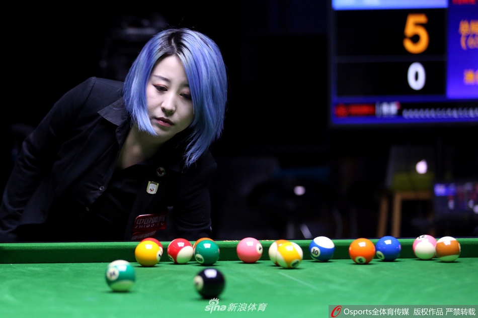 郑宇伯挑战赛美女裁判抢镜