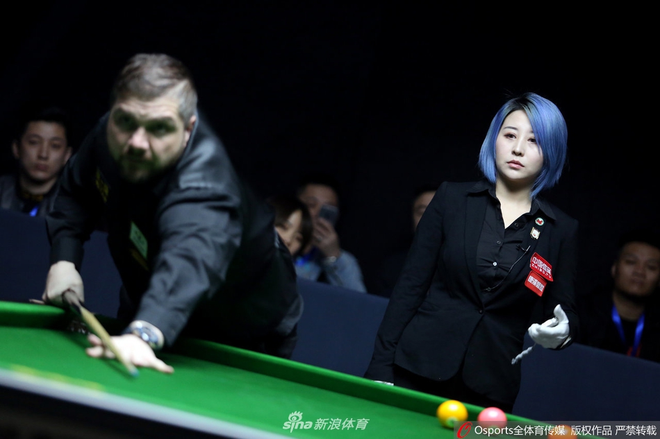 郑宇伯挑战赛美女裁判抢镜