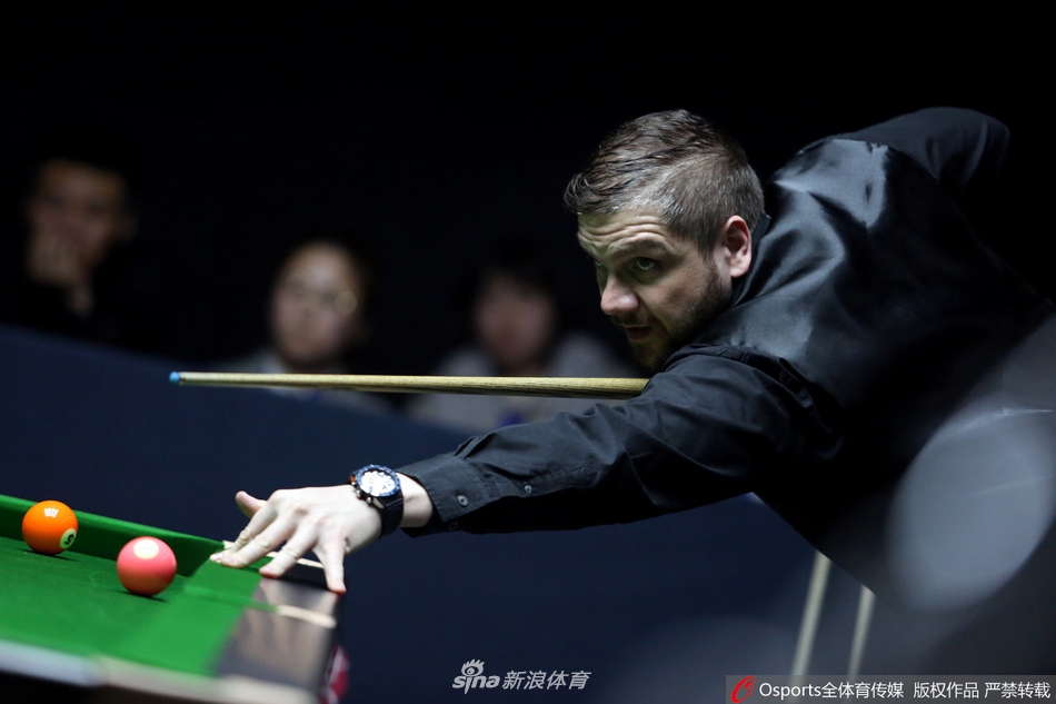 郑宇伯挑战赛美女裁判抢镜