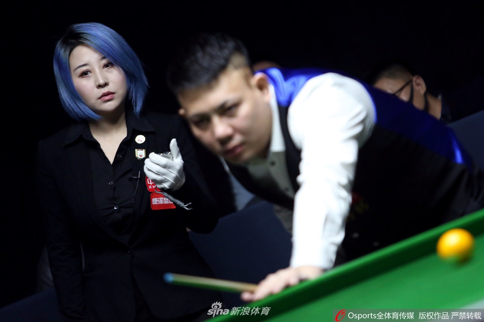 郑宇伯挑战赛美女裁判抢镜