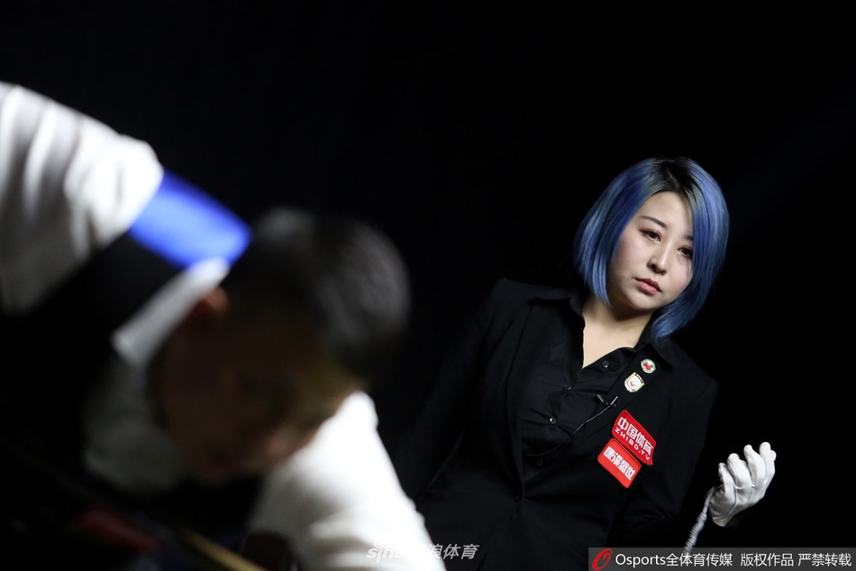 郑宇伯挑战赛美女裁判抢镜