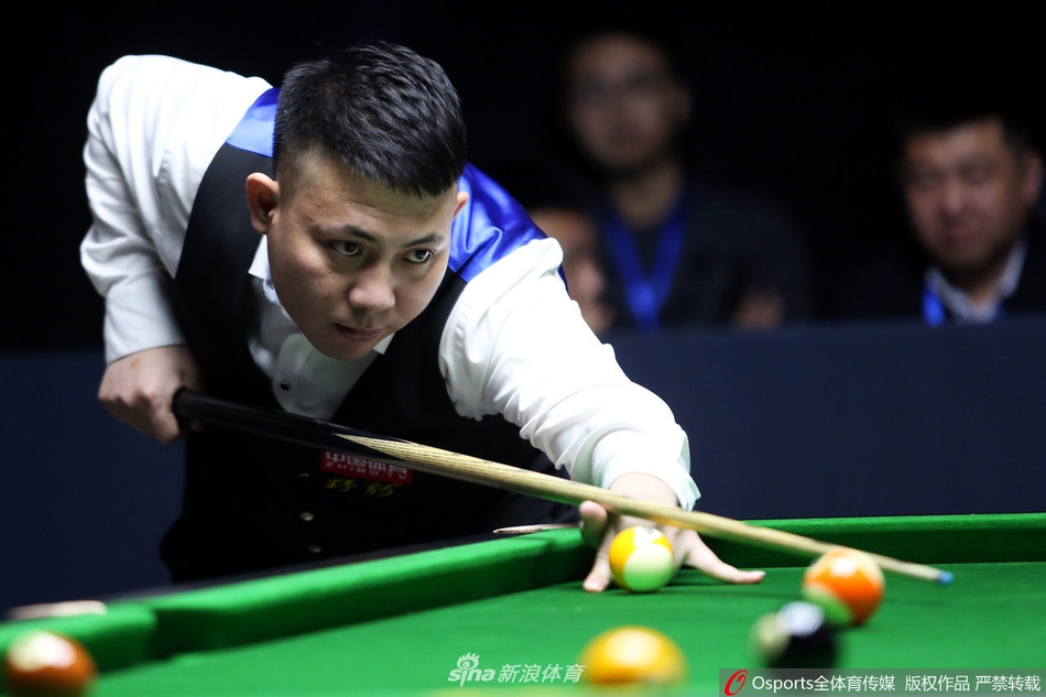 郑宇伯挑战赛美女裁判抢镜