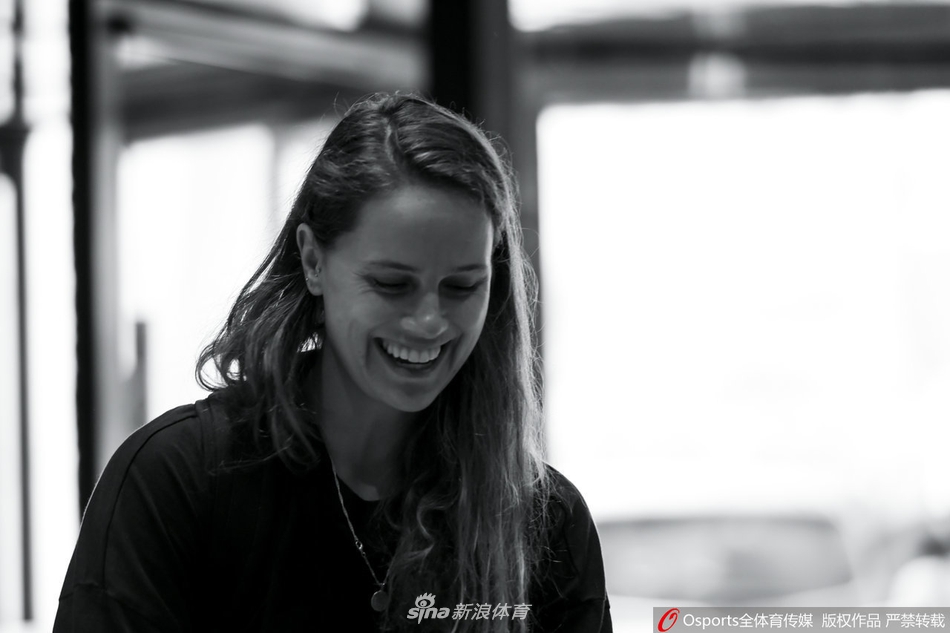 美国女排抵达南京备战总决赛