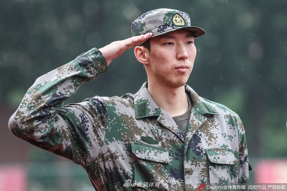 致敬八一建军节 军训中的运动健儿