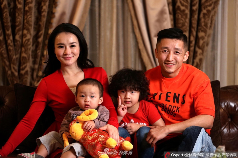 冉莹颖亲承诞下三胎 回顾邹市明一家幸福瞬间