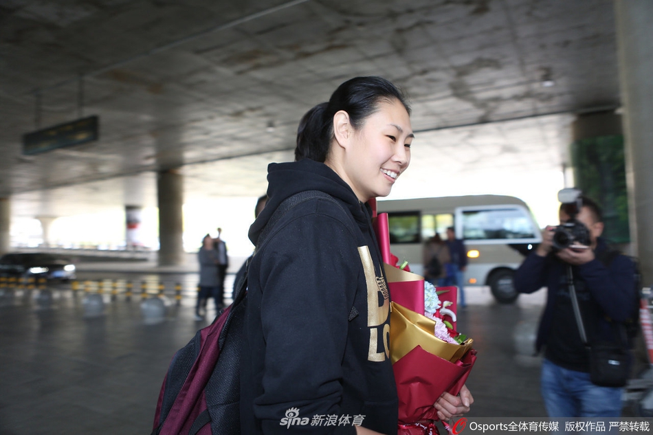 颜妮回沈阳家乡球迷热情迎接