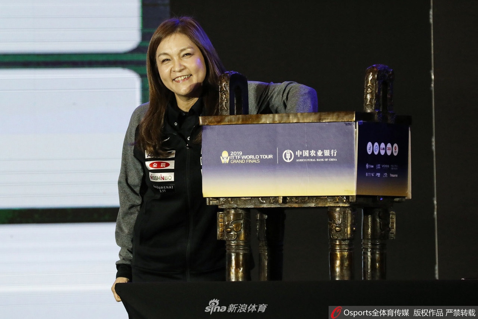 许昕孙颖莎出席总决赛抽签仪式