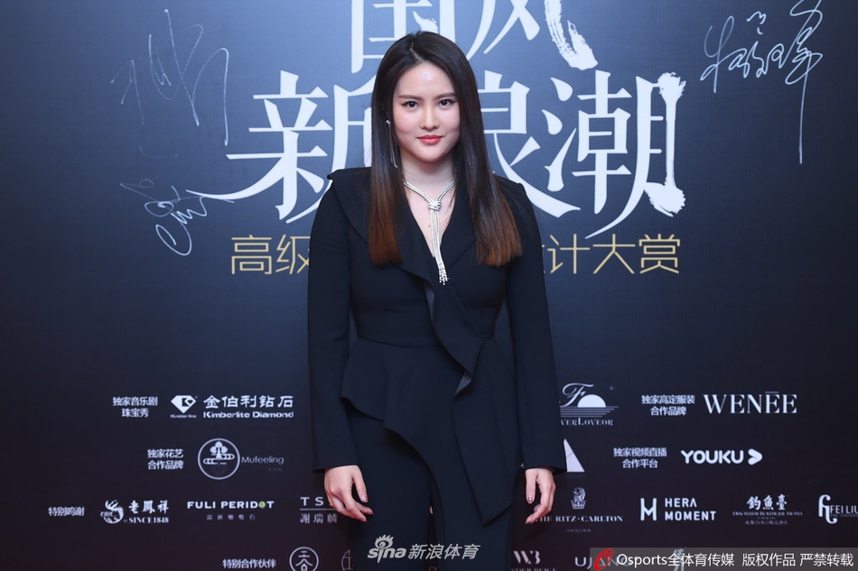 陈若琳孙伟出席时尚活动