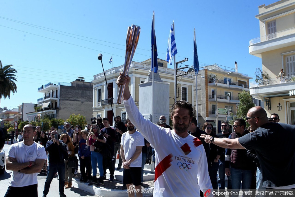 “斯巴达王”参加火炬传递仪式