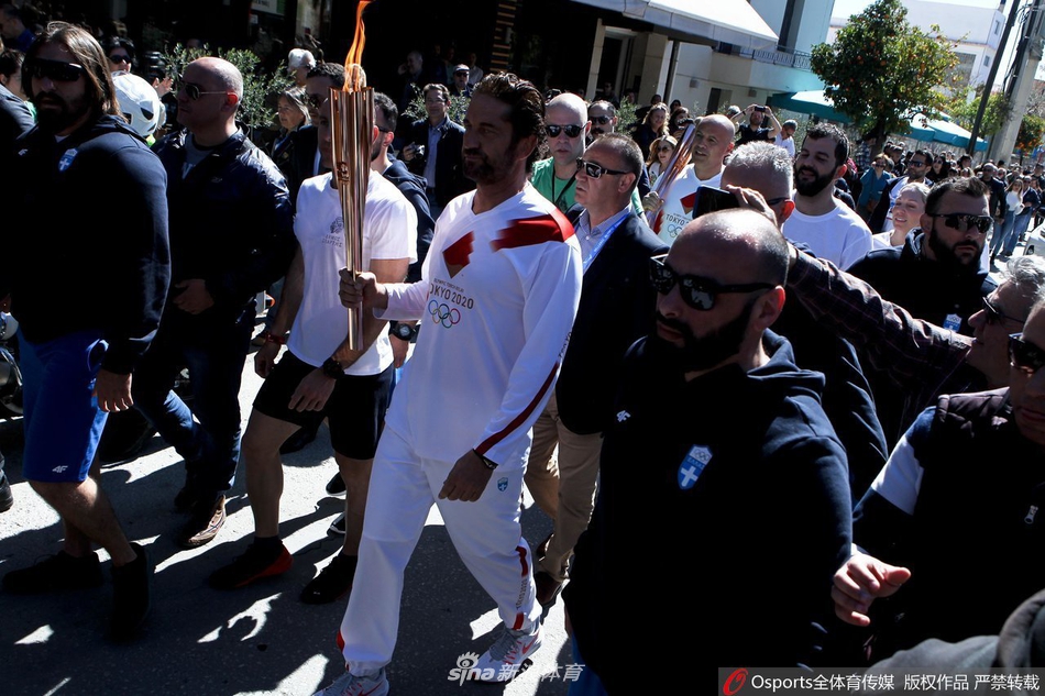 “斯巴达王”参加火炬传递仪式