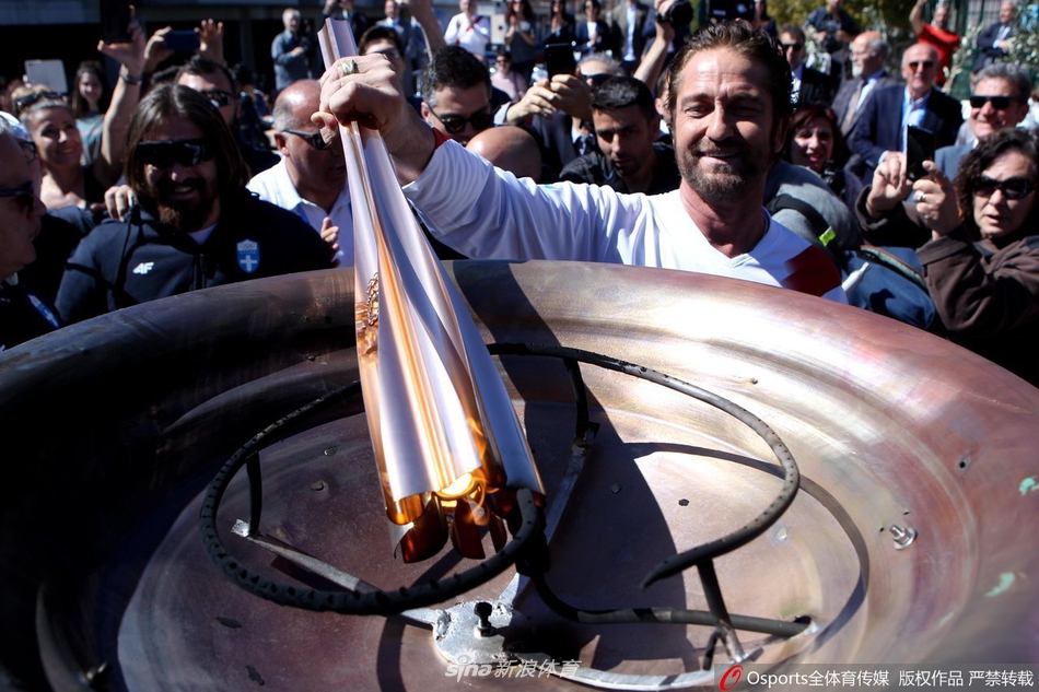 “斯巴达王”参加火炬传递仪式