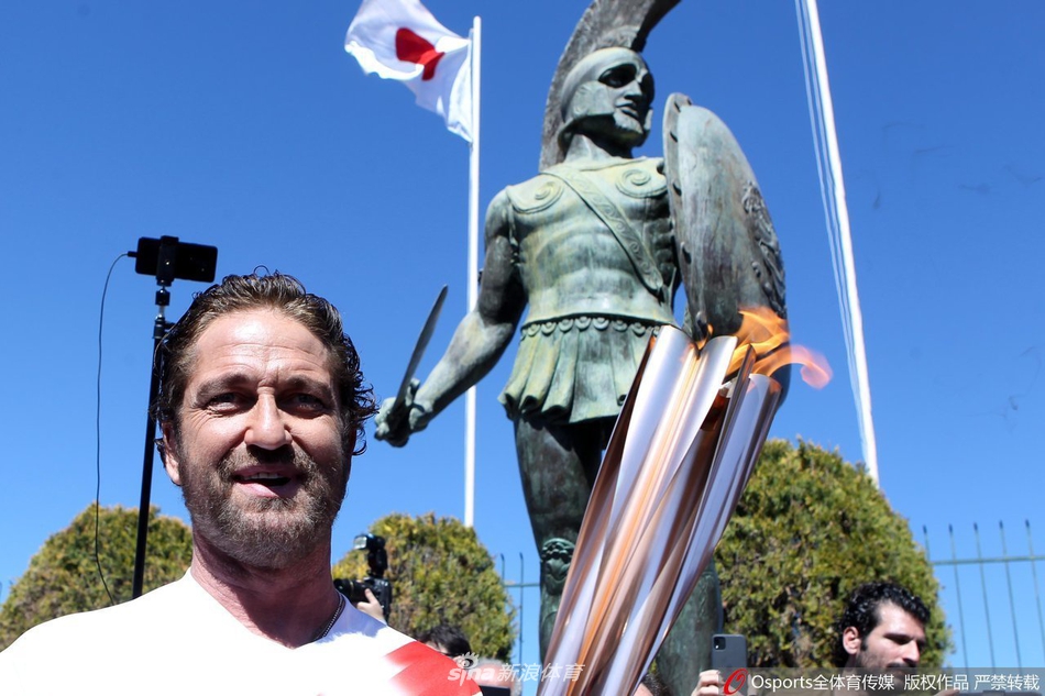 “斯巴达王”参加火炬传递仪式