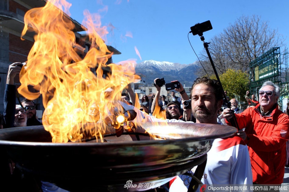 “斯巴达王”参加火炬传递仪式