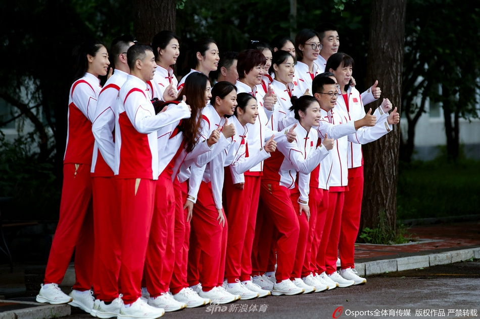 中国女排出征东京奥运会 郎平朱婷领衔