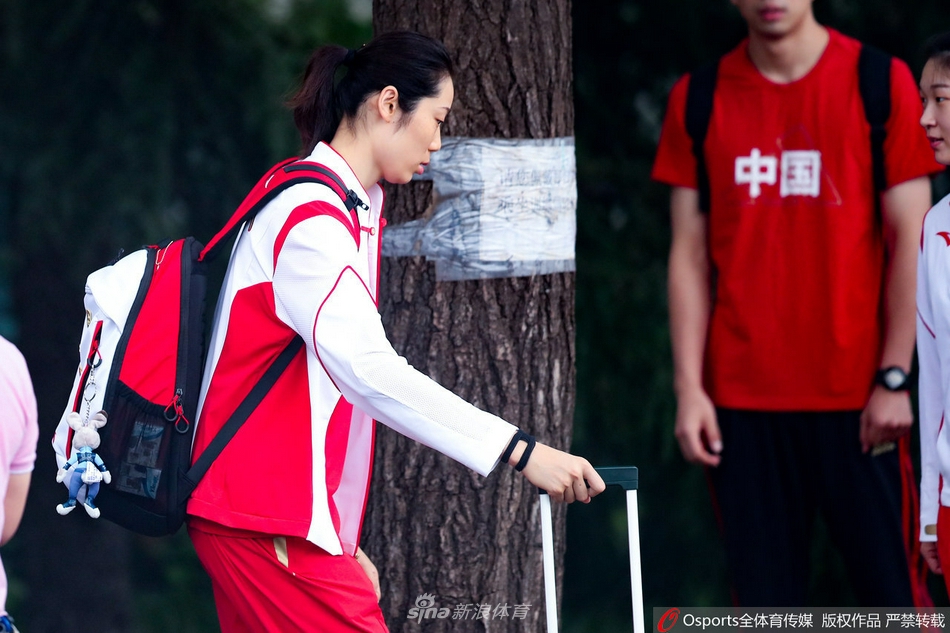 中国女排出征东京奥运会 郎平朱婷领衔