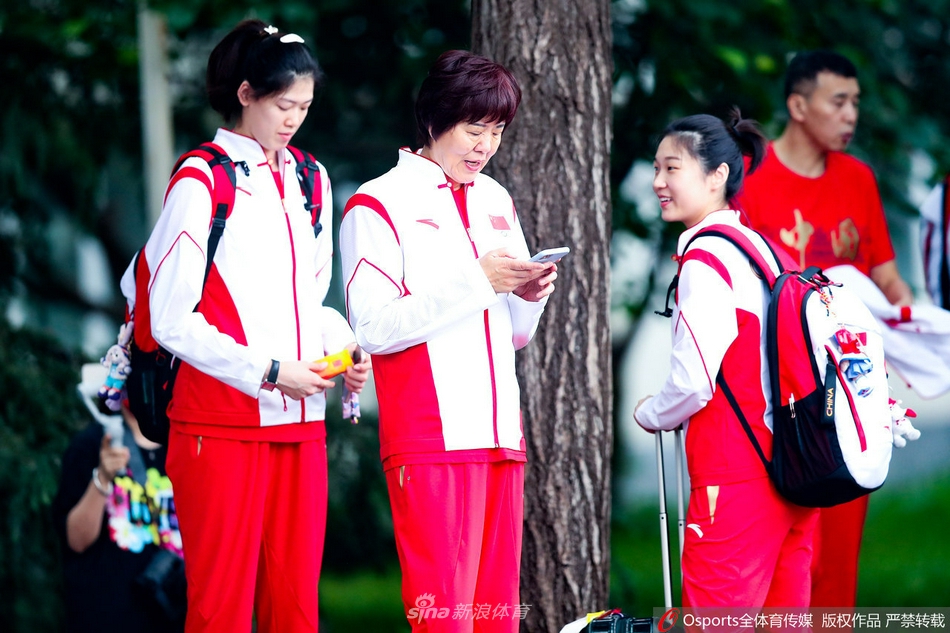 中国女排出征东京奥运会 郎平朱婷领衔