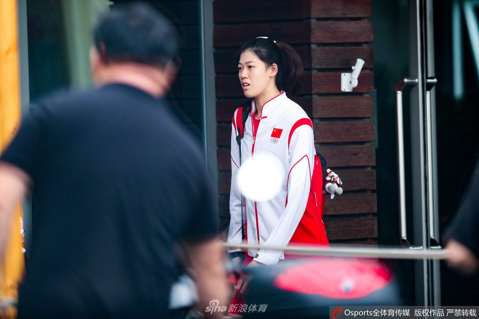 中国女排出征东京奥运会 郎平朱婷领衔