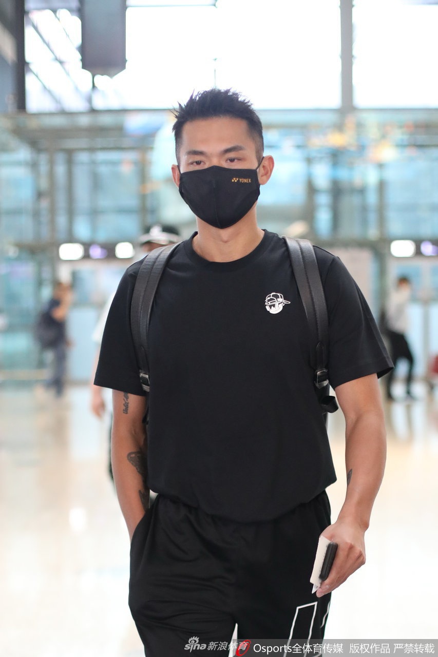 林丹现身机场口罩遮面酷劲十足