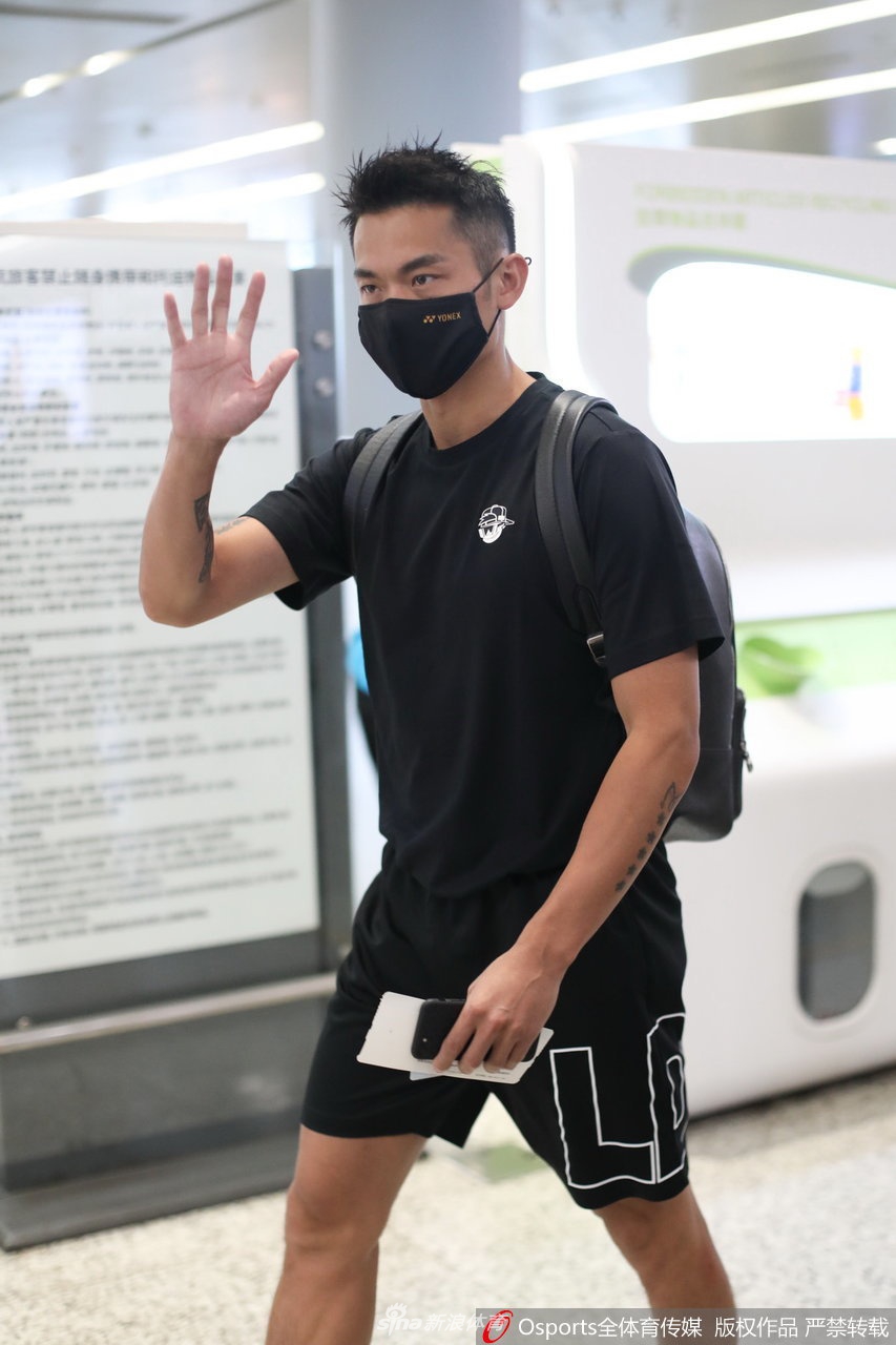 林丹现身机场口罩遮面酷劲十足