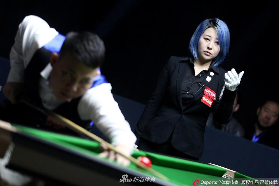 郑宇伯挑战赛美女裁判抢镜