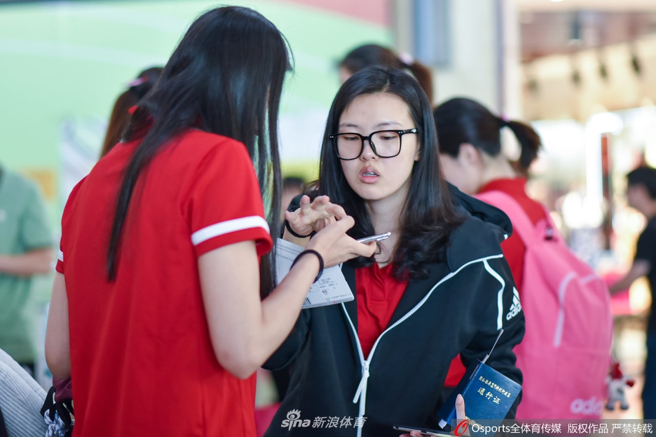 郎平率领中国女排兵发澳门