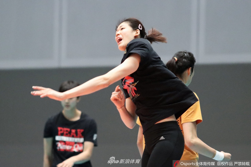 天津女排赛前训练朱婷姚迪现身