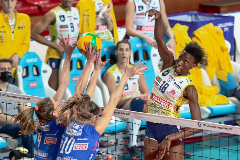 欧冠半决赛首回合科内3-0诺瓦拉