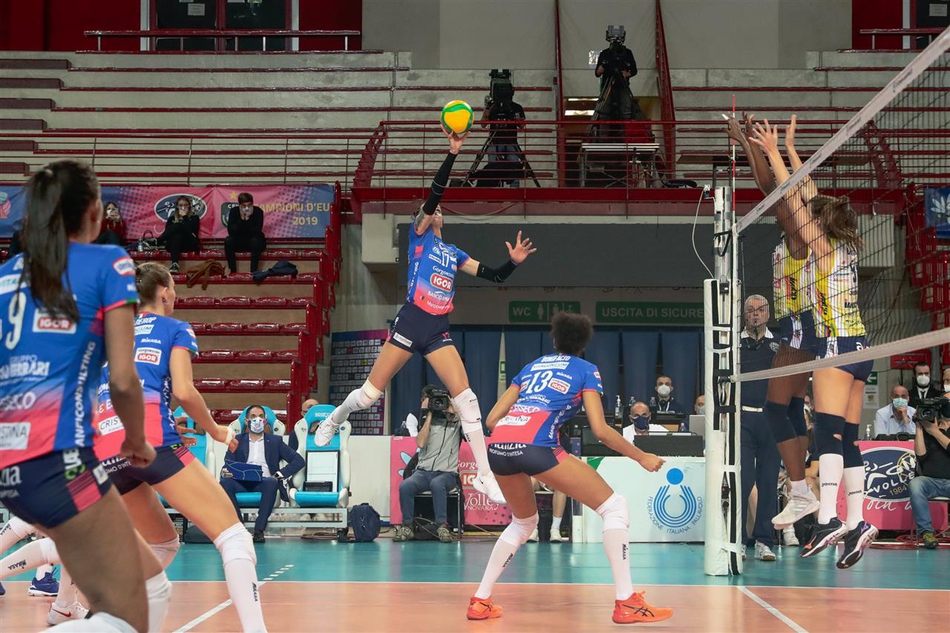 欧冠半决赛首回合科内3-0诺瓦拉