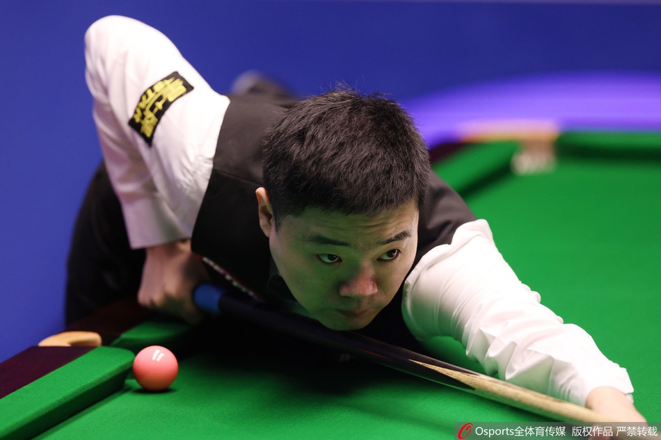 世锦赛首轮丁俊晖5-4领先宾汉姆
