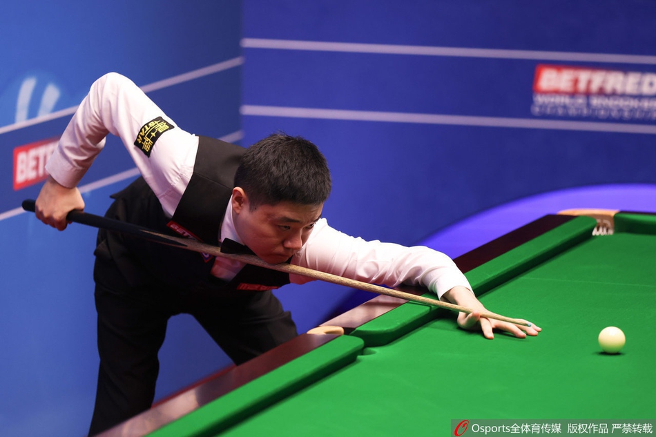 世锦赛首轮丁俊晖5-4领先宾汉姆