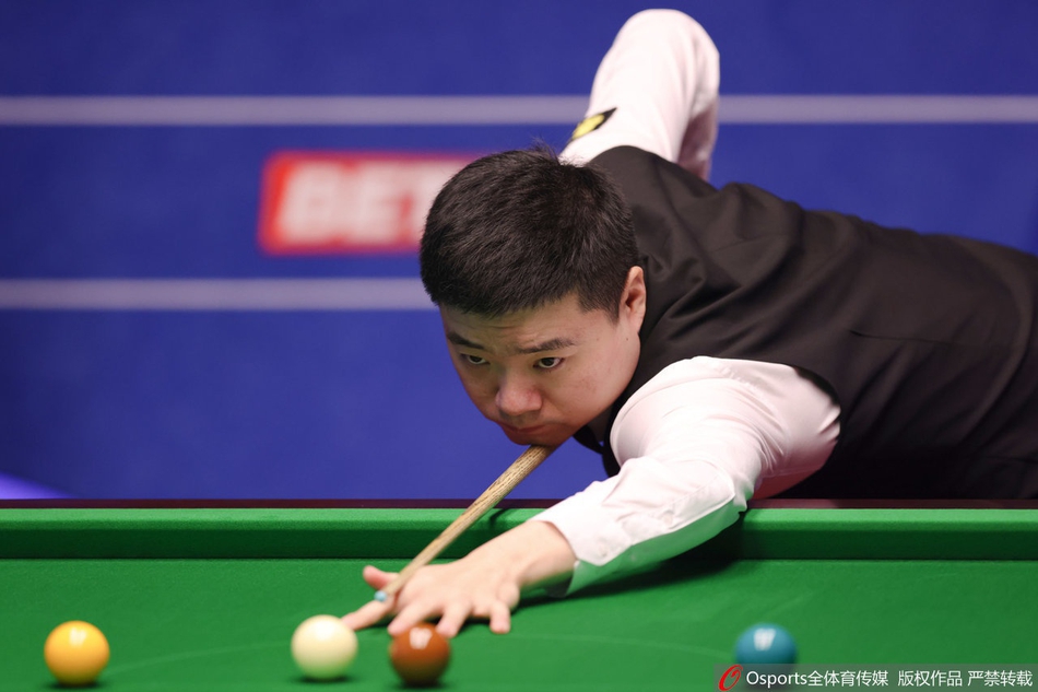 世锦赛首轮丁俊晖5-4领先宾汉姆