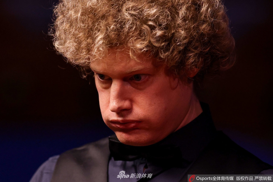 世锦赛罗伯逊5-3领先利索夫斯基