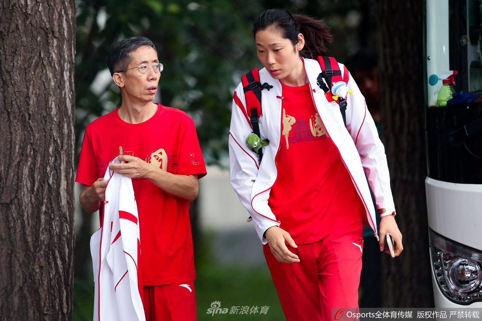 中国女排出征东京奥运会 郎平朱婷领衔
