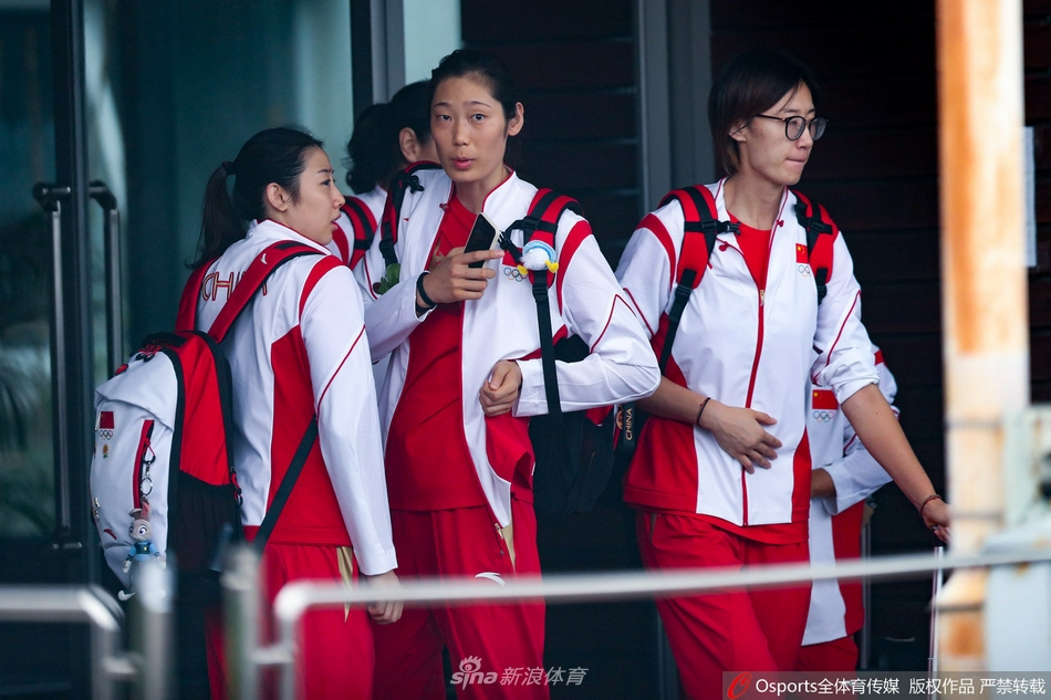 中国女排出征东京奥运会 郎平朱婷领衔