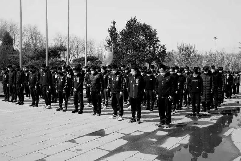 国乒悼念牺牲烈士和逝世同胞