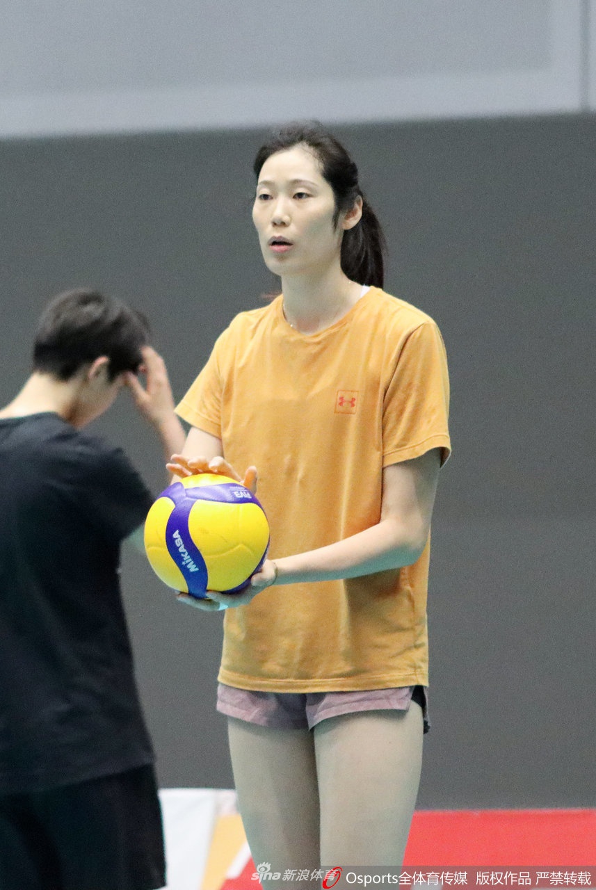 天津女排赛前训练朱婷姚迪现身