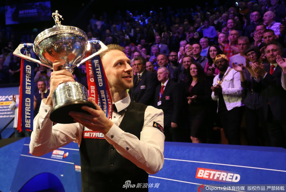 特鲁姆普和家人分享冠军时刻