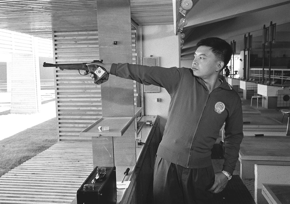 苏之渤在伊朗德黑兰举行的1974年第七届亚运会射击赛场训练