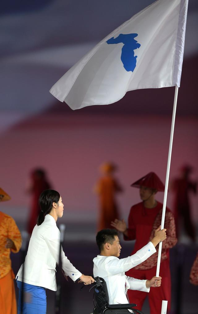 韩朝体育代表团共同入场