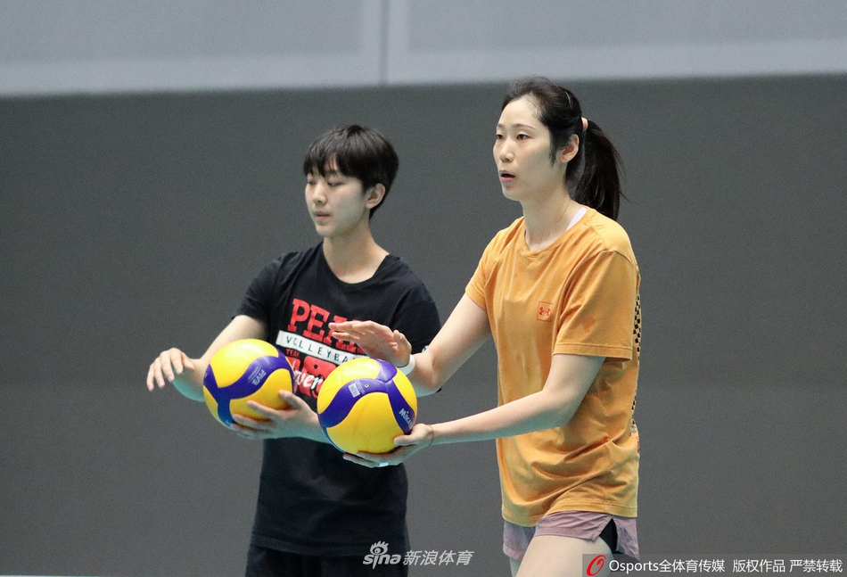 天津女排赛前训练朱婷姚迪现身