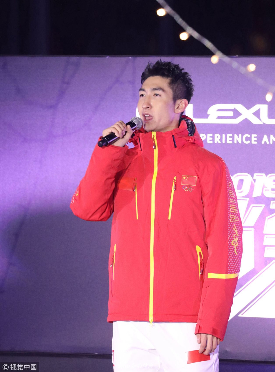 武大靖韩天宇刘秋宏登台唱歌