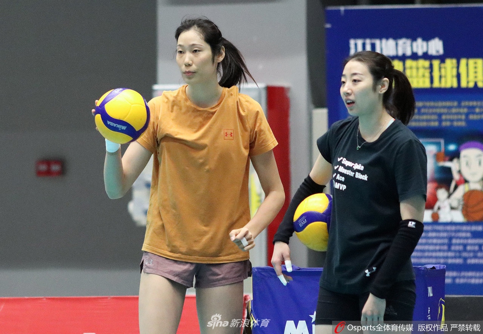 天津女排赛前训练朱婷姚迪现身