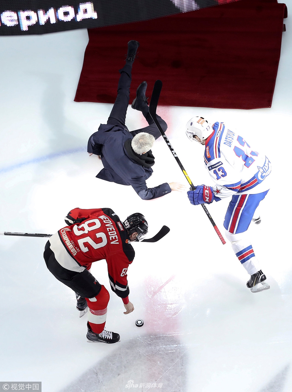 穆里尼奥为冰球开球滑倒