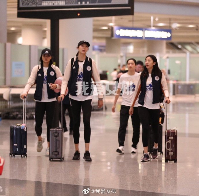 中国女排清晨雨中出征世界杯