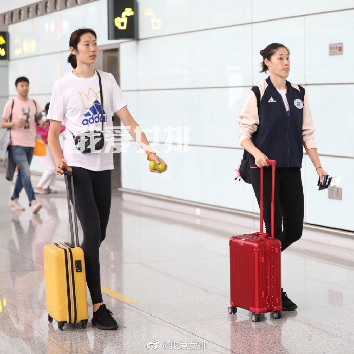 中国女排清晨雨中出征世界杯