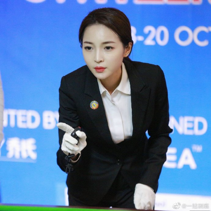 台球美女裁判穿紧身黑裙拍写真